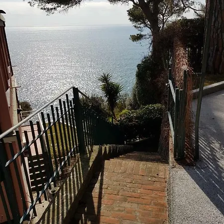 Апартаменты Lovely On The Ligurian Sea Варацце